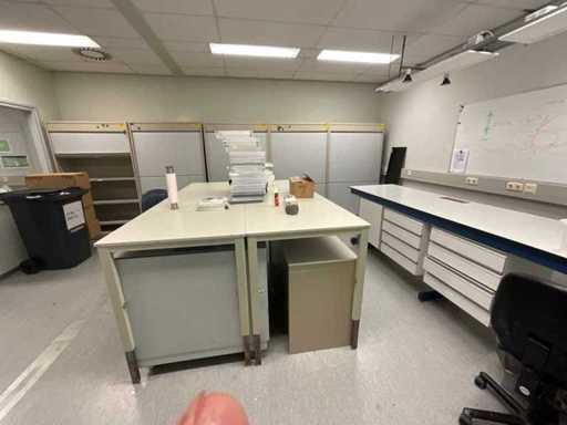 4x Werkbank, 5x Rolltor-Schrank, 2x Schiebetür-Schrank, 2x Kommode