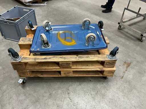 Rollwagen Konvolut, 2 Stück auf Palettenbasis mit jeweils vier Lenkrollen + 1 Sück Metall-Rollwagen 125 kg