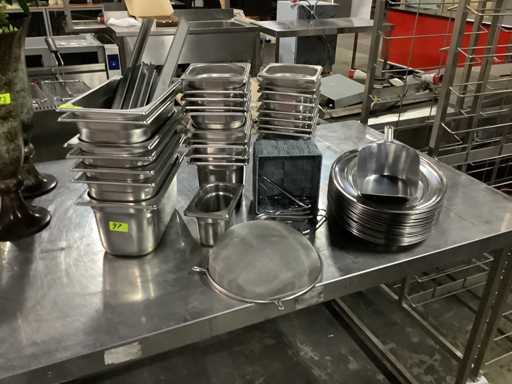 Gastronorm-Behälter und Vorräte