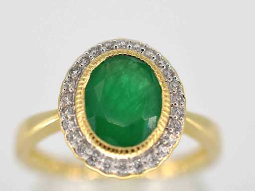 Bague d’entourage en or avec diamants et émeraude