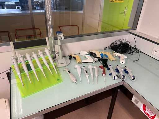 Ensemble de pipettes, pipeteurs, multipettes et portoirs