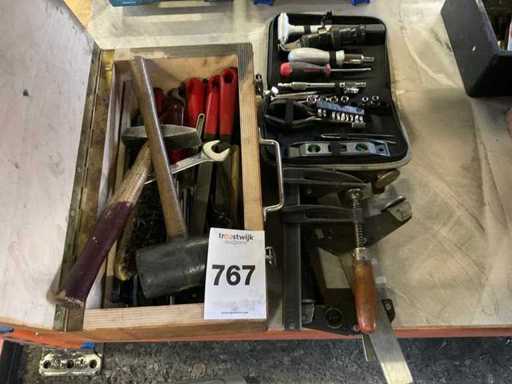 Vari utensili manuali