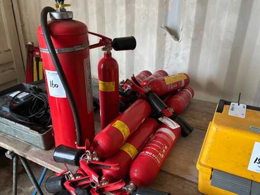 Fire extinguisher (12x)