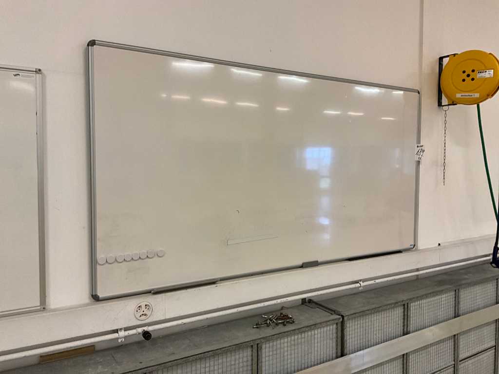 Whiteboard (2x)