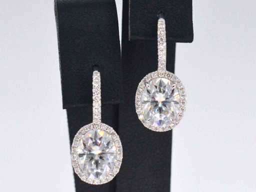 Witgouden entourage oorbellen met diamanten en ovale briljant