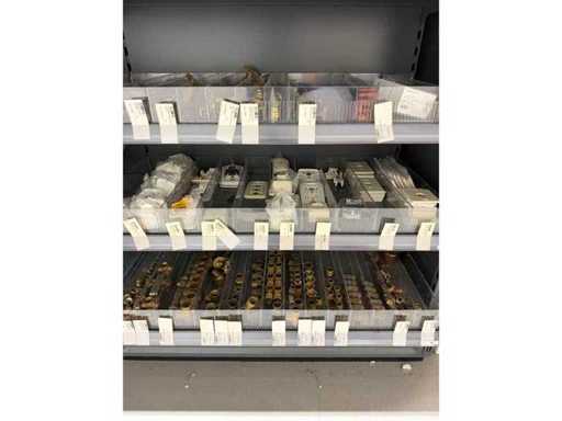 Lotto di materiali per l'installazione, inclusi giunchi in ottone e raccordi in rame