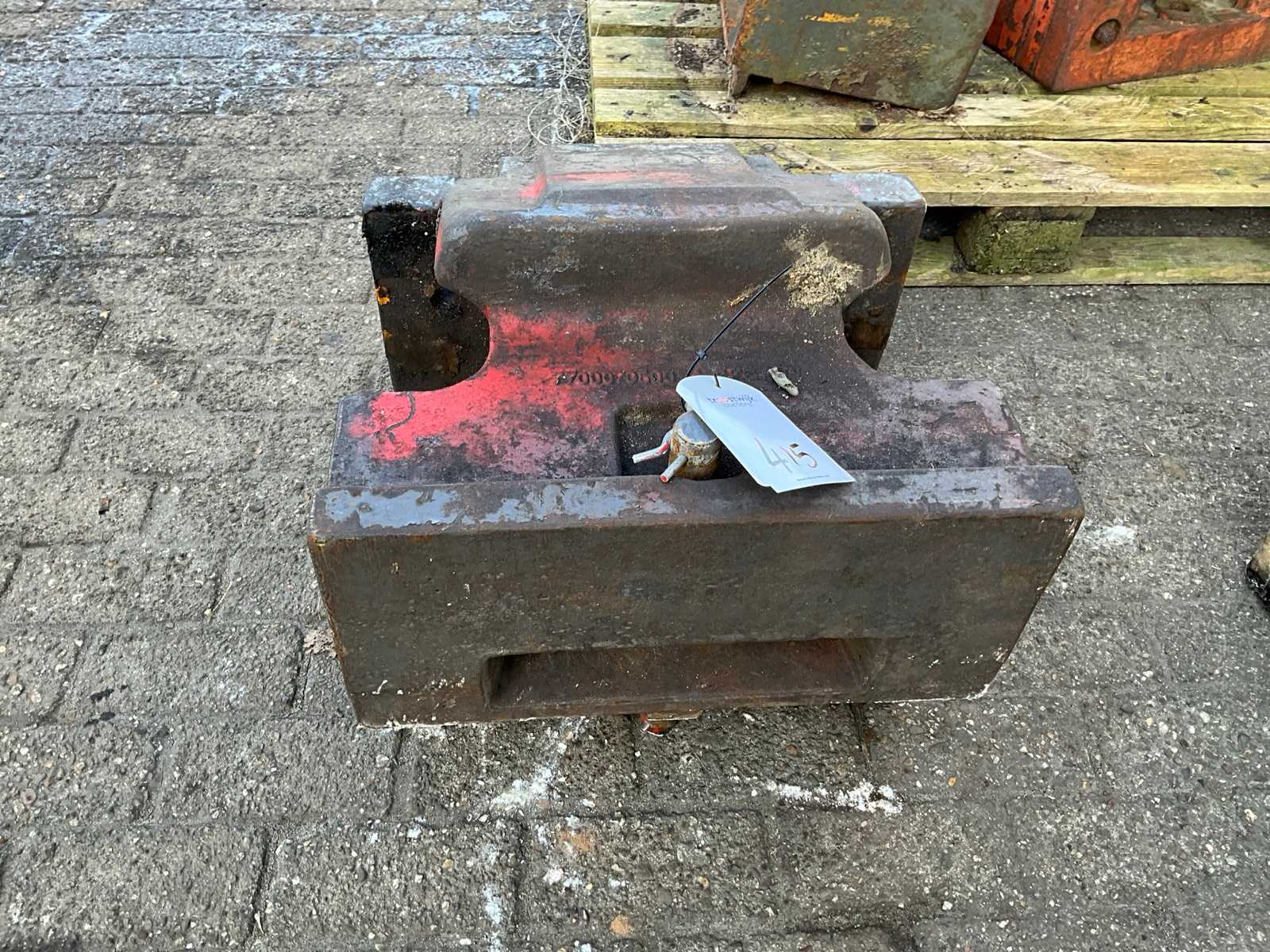 Front weight of the master block