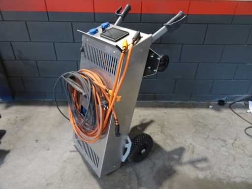 Estación de cargador de baterías / inversor móvil Victron MultiPlus-II 48/5000/70 (5000 VA – 120 A)