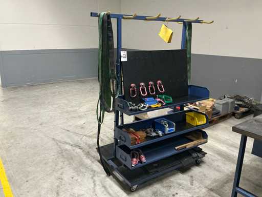 Tool trolley with lifting equipment