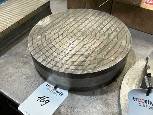 Magnetic clamping table