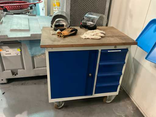 Chariot de travail avec contenu