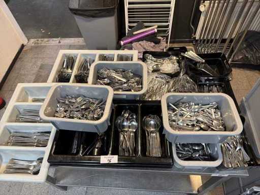 Partia sztućców w tackach na sztućce