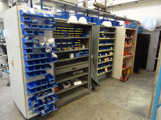 Ladung kleiner Waren und Befestigungselemente mit Schränken