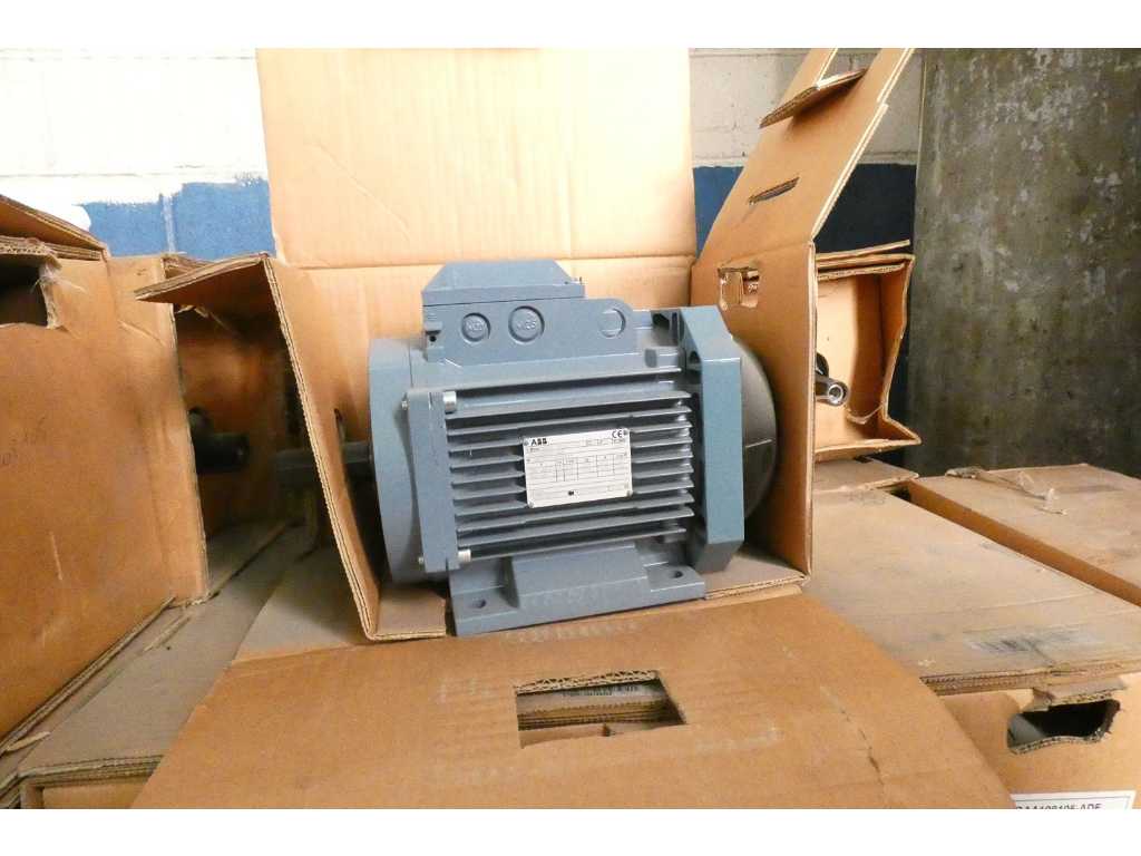 2010 - ABB - M3AA 100 LC-4/8 3 kW 1430rpm - Never used electric motor