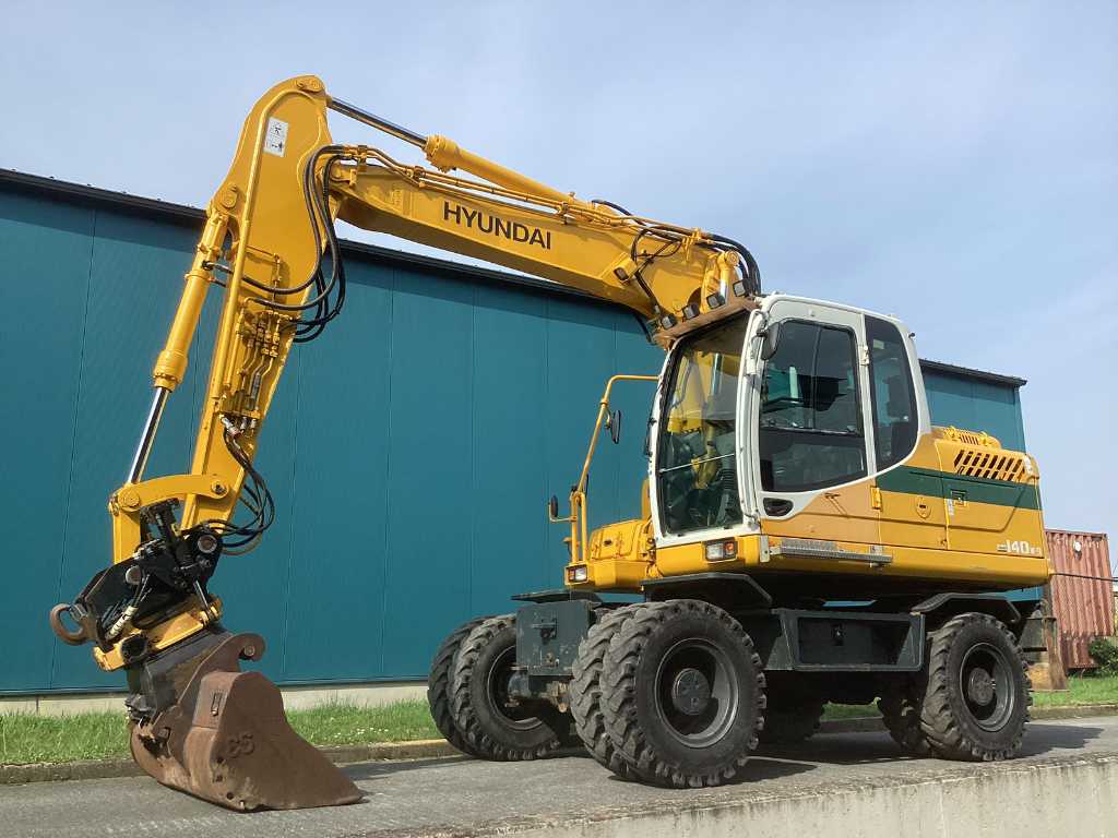 2013 Hyundai Robex 140W anvelope excavator