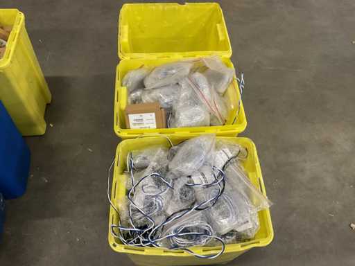 Partij kabels en diversen in kist