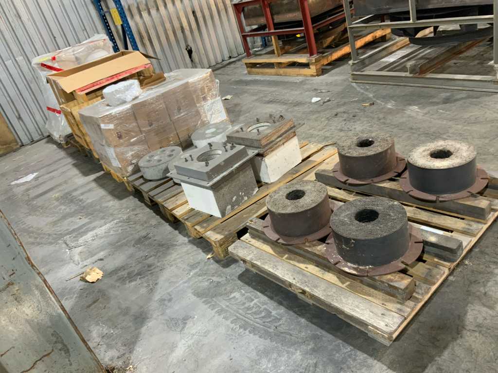 Batch of casting mold parts