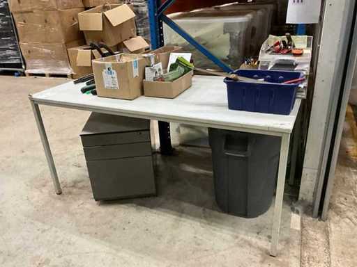 Diverse magazijninventaris en inpakmateriaal