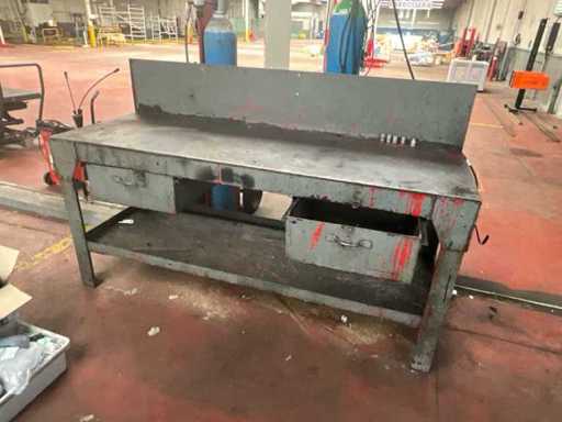 Metallwerkbank mit erhöhtem Rücken und 2 Schubladen