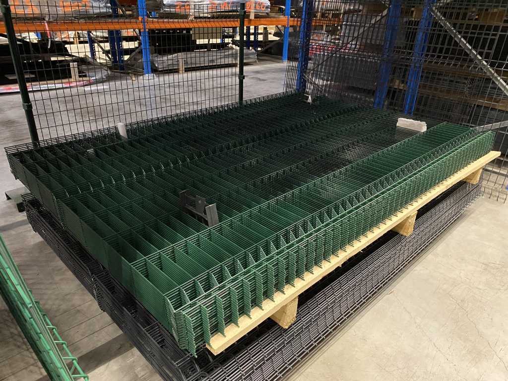 Made in Europe 3D Package of wire panels with poles and fasteners