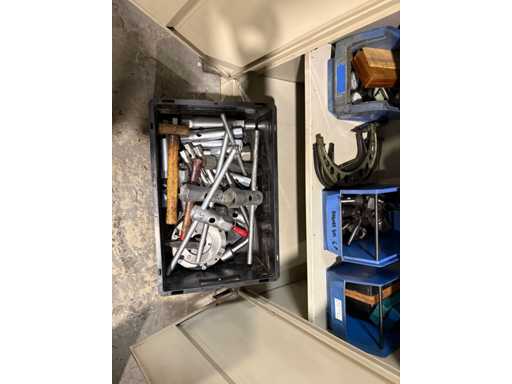 Tool cabinet with reamers, measuring equipment, twist drills & hand tools