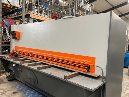 1982 Haco S3012 Guillotine Shear
