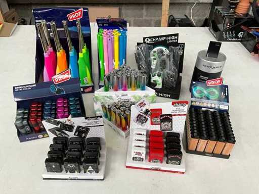 Prof. & Champ: Ró?ne zapalniczki na wystawie (173x)