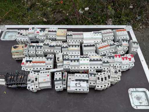 Întrerupătoare trifazate și monofazate