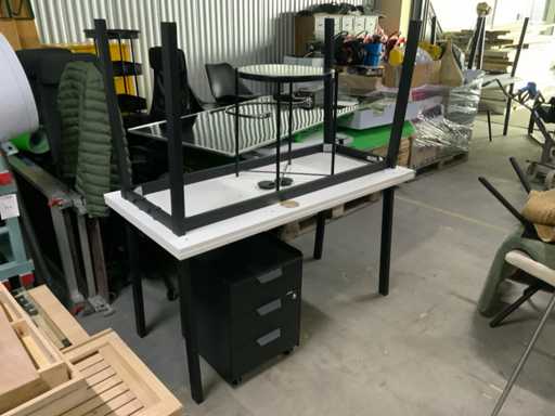 Bureau's, stoelen en ladeblokken