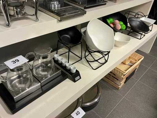 Różne miski (10x) + dzban z wodą (2x)