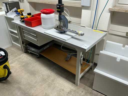 Laboratory workbench