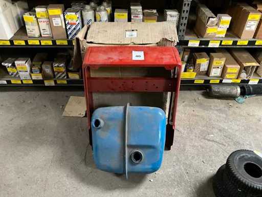 Rezervor de combustibil New Holland + tractor cu bucăți de putrezire