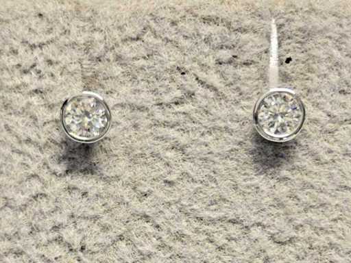 18 KT White Gold Earring With Natural Diamond