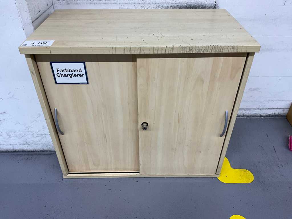 Drewniana szafka mała z drzwiami przesuwnymi