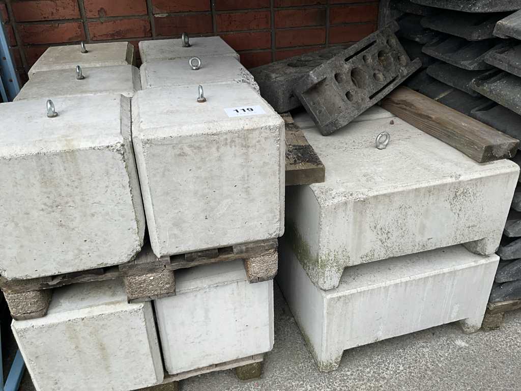 16 diverse betonnen verankeringsblokken