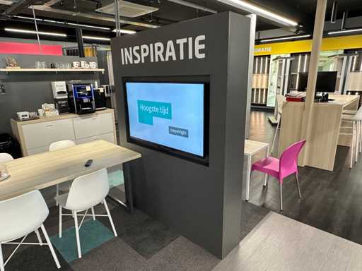 Houten "Inspiratie" wand met LG monitor