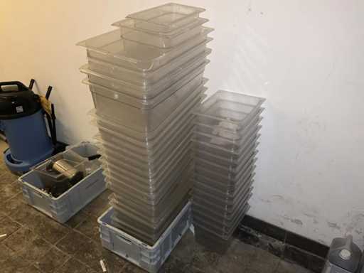 Partia plastikowych pojemników gastronomicznych