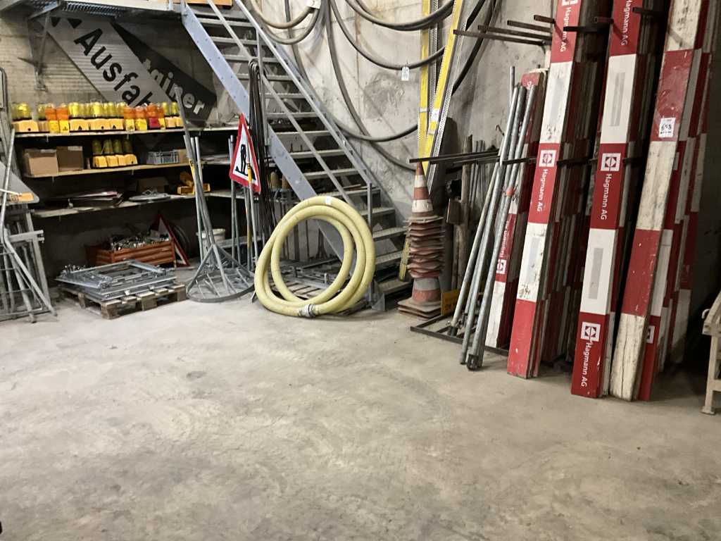 Lot of signaling material with shelf