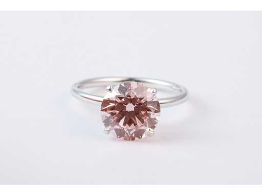 Ring aus 14 Karat Weißgold mit 4,03 ct. Diamant