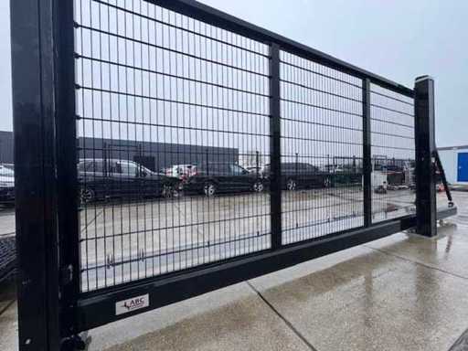 Automatische schuifpoort met hekwerk