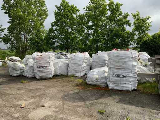 Sacs gros avec des restes de bois