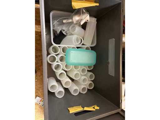 Set de două spray-uri cu ulei, mai multe recipiente pentru sos de măsurare și cutii cu capace 