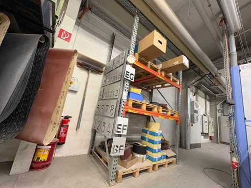 Scaffale robusto, senza contenuti