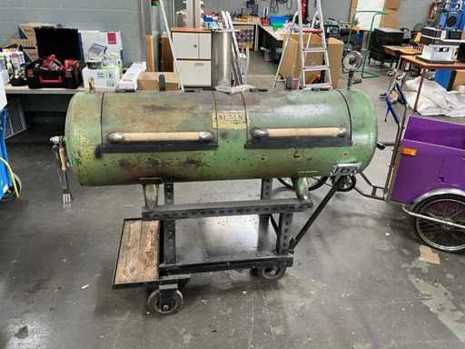 BBQ industriel au charbon de bois