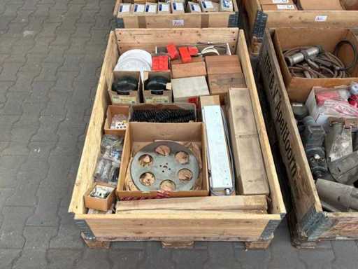 Industrieteile, Werkzeuge und Filter.