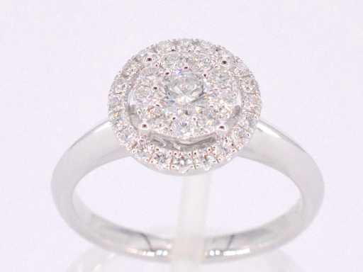 Bague d’entourage en or blanc sertie entièrement de diamants