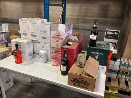 Lotto di whisky, porto, aperitivi e gin