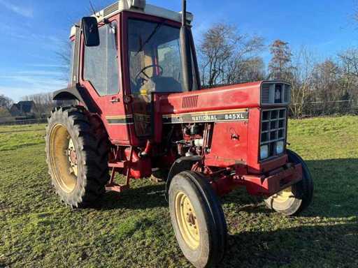 1981 International 845 XL tractor