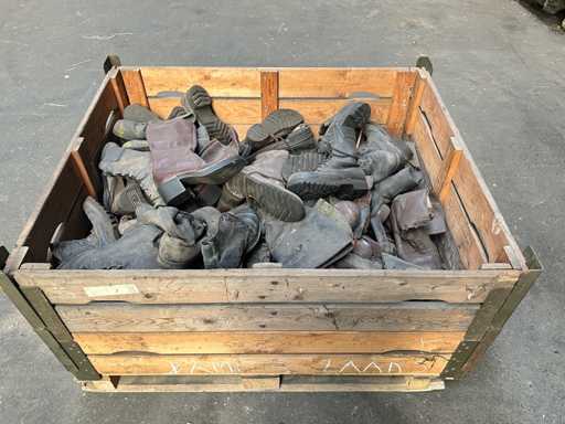 Partia różnych butów wojskowych