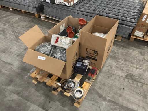 Verschillende  badkamer/installatie accessoires. (65x)